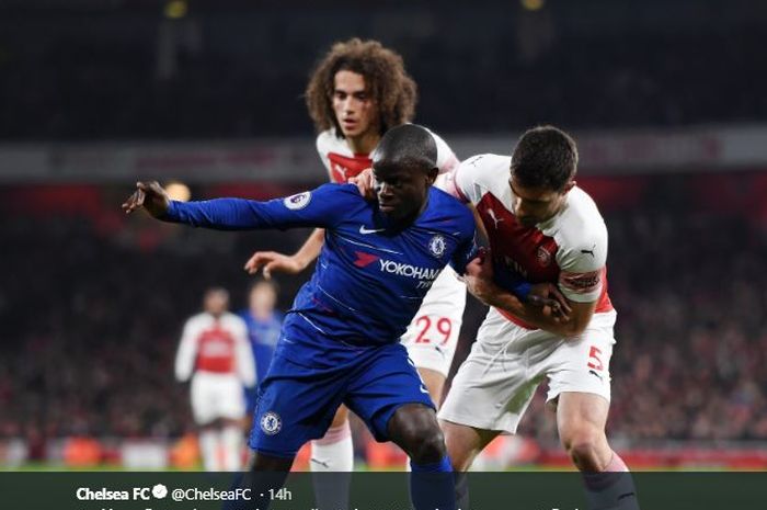 Gelandang Chelsea, N'Golo Kante, berebut bola dengan bek Arsenal, Sokratis Papastathopoulos.