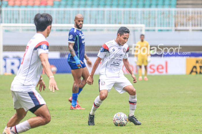 Gelandang Arema FC, Evan Dimas (tengah), sedang menguasai bola saat bertanding dalam laga pekan ke-26 Liga 1 2022 di Stadion Pakansari, Bogor, Jawa Barat, Kamis (23/2/2023).