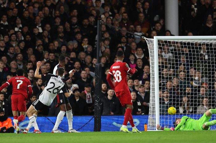 Duel leg kedua semifinal Piala Liga Inggris 2023-2024 antara Fulham dan Liverpool berakhir dengan skor 1-1. Namun, The Reds berhak ke final berkat keunggulan agregat 3-2.