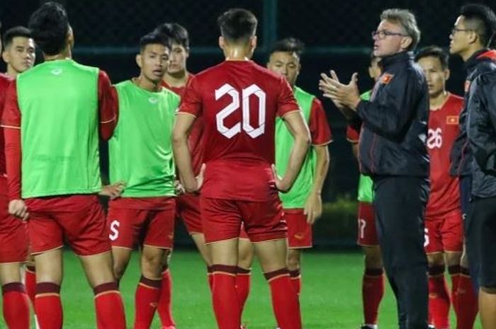 Pelatih Timnas Vietnam, Philippe Troussier, memimpin sesi latihan menjelang laga persahabatan FIFA Matchday Oktober 2023.