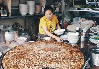 Buat Kaldu Rebusan yang 45 Tahun Lamanya Gak Pernah Diganti, Restoran Legendaris Ini Malah Laris Manis, Kerak Cokelatnya Malah Bikin Lezat?