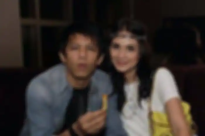 Luna Maya kepergok tulis pesan cinta untuk Ariel Noah di hari ulang tahunnya