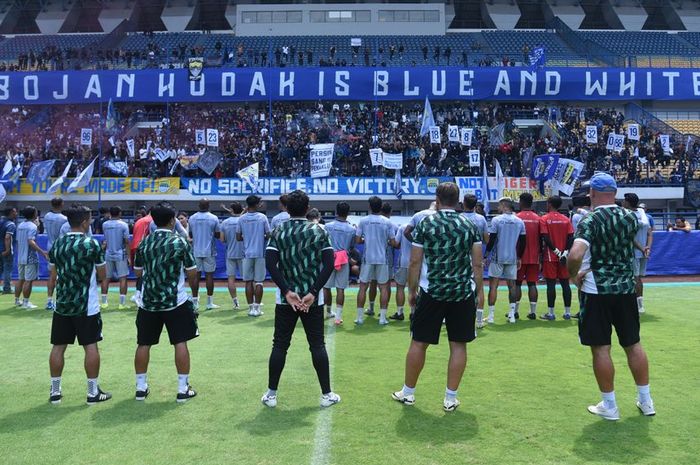Bobotoh saat menghadiri latihan Persib Bandung, Kamis (13/2/2025).