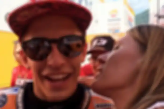 Marc Marquez merayakan kemenangan bersama penggemarnya.