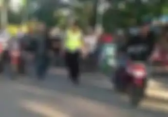 Waduh! Ada Apaan Nih Puluhan Orang Dorong Motor, Enggak Ada Mesin Yang Nyala Pula