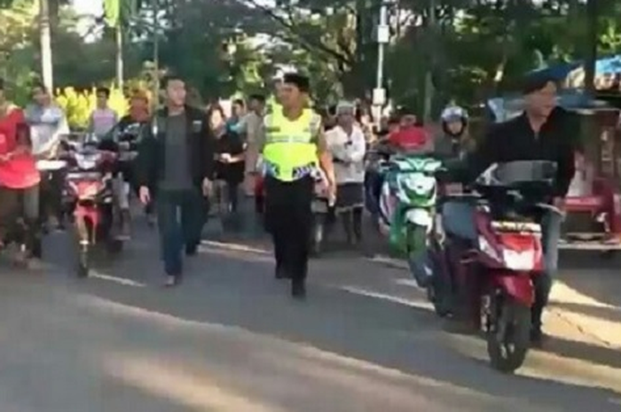 Puluhan orang tiba-tiba dorong motor enggak ada yang nyalain motor
