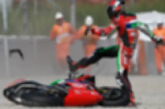 Scott Redding sempat kesal dengan motornya.
