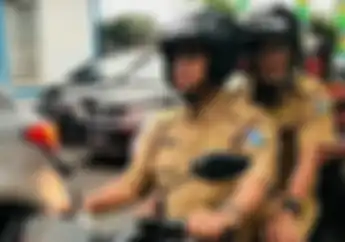 Anies Baswedan dan Sandiaga Uno Tercyduck Sedang Naik Yamaha NMAX Membelah Kemacetan