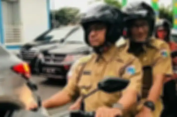 Anies Baswedan Dan Sandiaga Uno Tercyduck Sedang Naik Yamaha NMAX Membelah Kemacetan