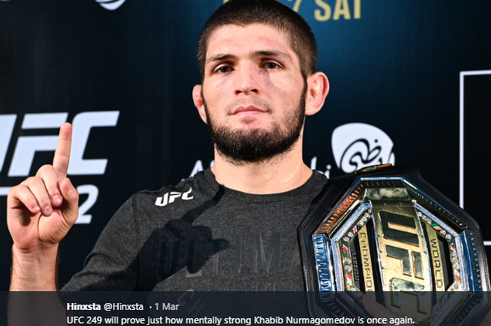 Petarung UFC asal Rusia, Khabib Nurmagomedov, saat memamerkan gelar juara kelas ringannya. 