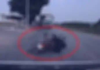 Wadaw! Dikit Lagi Pemotor Ini Jadi Ayam Penyet Gara-gara Nyerempet Mobil