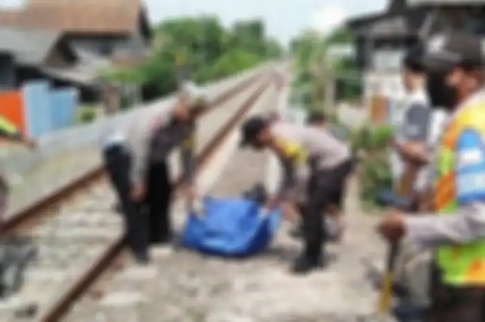 Seorang pelajar tewas saat bermotor lantaran menggunakan headset hingga tertabrak kereta api.