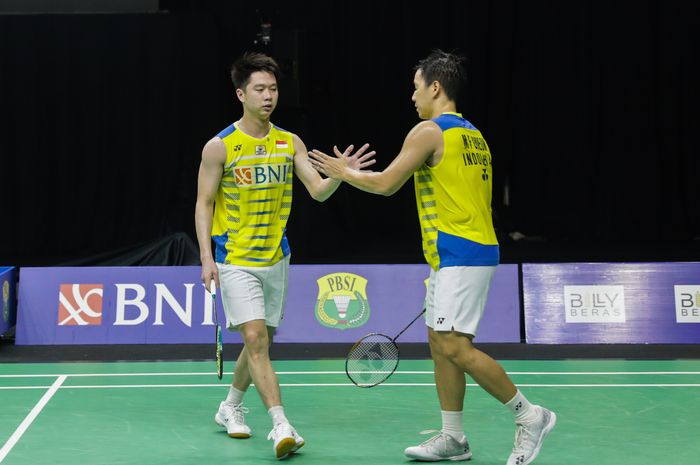 Pasangan ganda putra nomor satu dunia asal Indonesia, Marcus Fernaldi Gideon/Kevin Sanjaya Sukamuljo, melakukan tos di sela pertandingan melawan Pramudya Kusumawardana/Yeremia Erich Yoche Yacob Rambitan pada Simulasi Olimpiade Tokyo 2020 di Hall Pelatnas PP PBSI, Cipayung, Jakarta Timur, Kamis (17/6