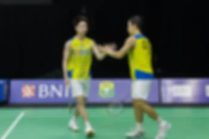 Pasangan ganda putra nomor satu dunia asal Indonesia, Marcus Fernaldi Gideon/Kevin Sanjaya Sukamuljo, melakukan tos di sela pertandingan melawan Pramudya Kusumawardana/Yeremia Erich Yoche Yacob Rambitan pada Simulasi Olimpiade Tokyo 2020 di Hall Pelatnas PP PBSI, Cipayung, Jakarta Timur, Kamis (17/6