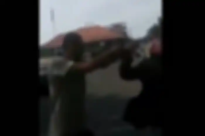 Seorang driver ojol dipukuli sopir angkot di Salatiga, Jateng.