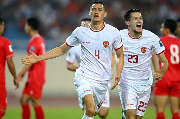 Pemain timnas Indonesia, Jay Idzes, merayakan gol ke gawang Vietnam pada duel Kualifikasi Piala Dunia 2026 di Hanoi (26/3/2024).