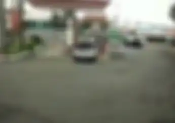 Video Pemotor Terseret Mobil Pikap dan Nyaris Terlindas, Karyawan Pom Bensin Berhamburan