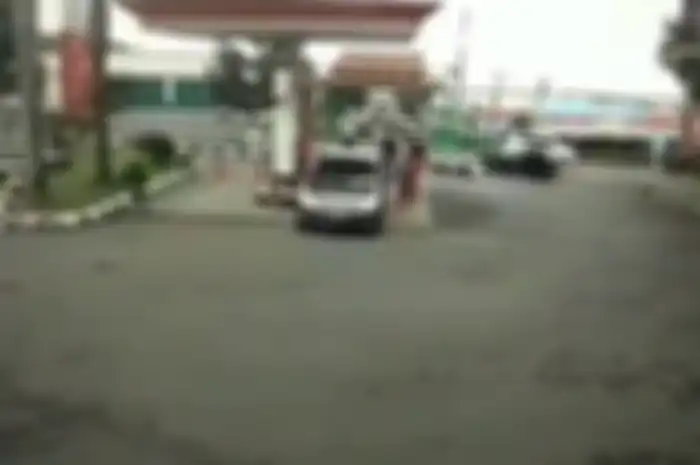 Pemotor nyaris terlindas mobil pikap di sebuah pom bensin di Cipanas.
