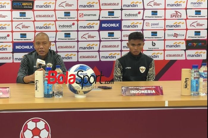 Pelatih timnas U-16 Indonesia, Nova Arianto bersama pemainnya Josh Holong saat konferensi pers pasca-laga lawan Laos di Stadion Manahan, Solo pada Kamis (27/6/2024).