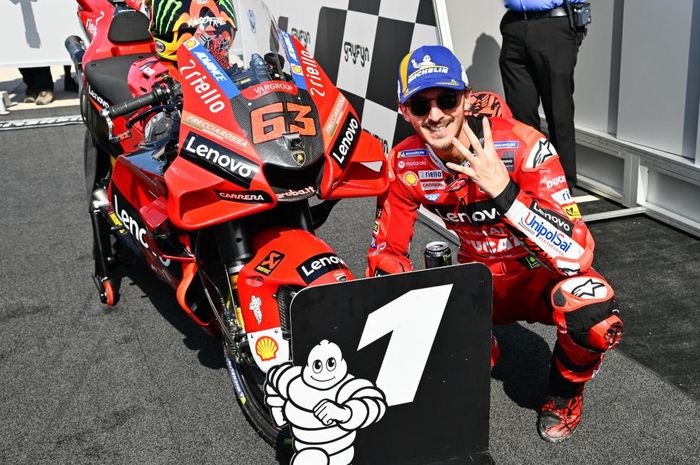 Francesco Bagnaia membeberkan taktiknya dalam memenangi balapan MotoGP San Marino 2022 dan mengaku tidak takut pada ancaman Enea Bastianini
