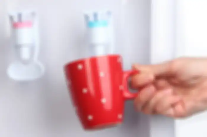 Ternyata dispenser air bisa jadi sarang kuman, bakteri, hingga kecoak.
