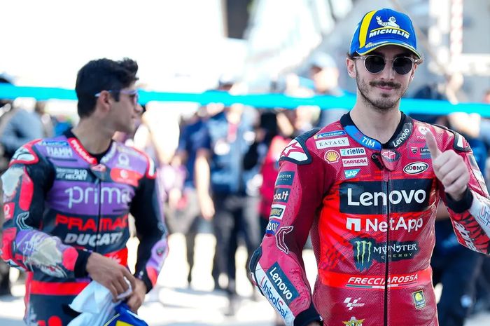 Pembalap Ducati Lenovo, Francesco Bagnaia (kanan), berjalan saat kualifikasi MotoGP Prancis di Le Mans, Prancis, 11 Mei 2024. Tampak dalam gambar Jorge Martin dari tim Prima Pramac Racing.