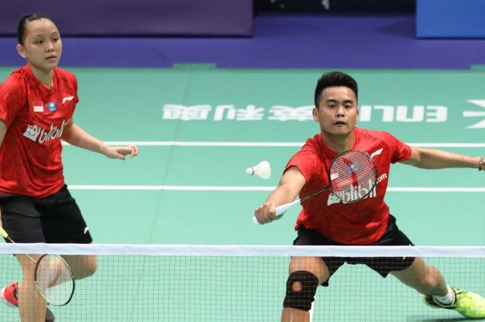 Pasangan ganda campuran Indonesia, Tontowi Ahmad/Winny Oktavina Kandow, saat menjalani pertandingan penyisihan Grup C melawan Sri Lanka pada Kejuaraan Beregu Campuran Asia 2019 di Queen Elizabeth Stadium, Wanchai, Hong Kong, Selasa (19/3/2019).