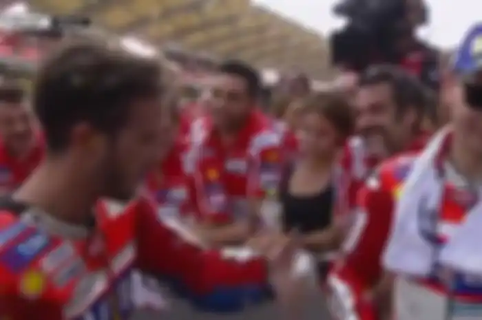 Jorge Lorenzo (kanan) dan Andrea Dovizioso (kiri)