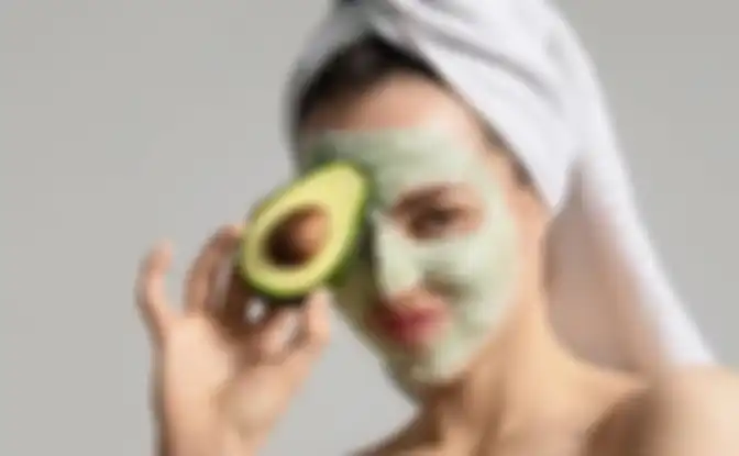 Cara mengatasi kulit wajah kering bersisik dengan masker alpukat