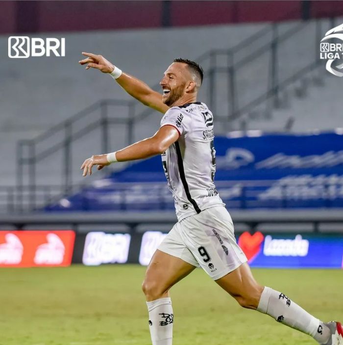 Pemain Bali United, Ilija Spasojevic, melakukan selebrasi setelah mencetak gol ke gawang Persik Kediri pada laga pekan ke-34 di Stadion Kapten I Wayan Dipta, Gianyar, Kamis (31/3/2022).