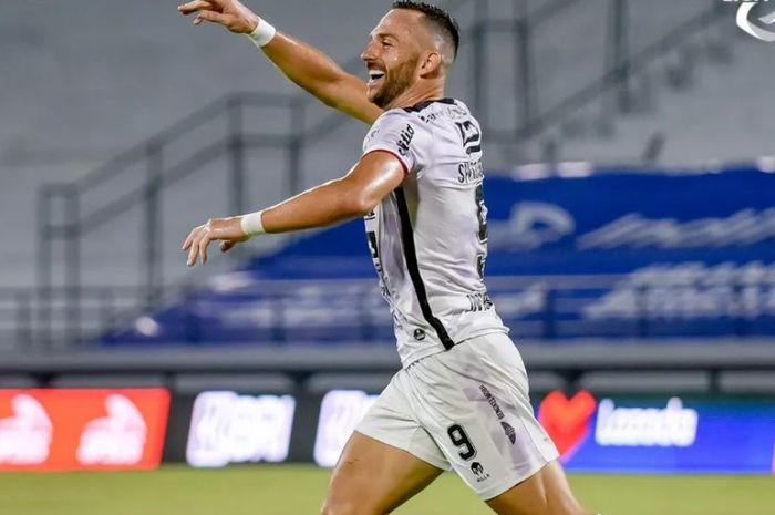 Pemain Bali United, Ilija Spasojevic, melakukan selebrasi setelah mencetak gol ke gawang Persik Kediri pada laga pekan ke-34 di Stadion Kapten I Wayan Dipta, Gianyar, Kamis (31/3/2022).