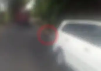 Tega Banget, Serempet Pemotor Perempuan Sampai Terkapar, Kijang Innova Malah Kabur