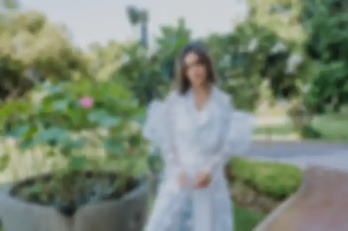 Tampilan blouse putih unik ala Eva Celia