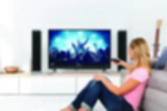 Enggak Pakai Keringat, Begini Cara Membersihkan TV Layar Datar dari Debu, Jangan Main Semprot!