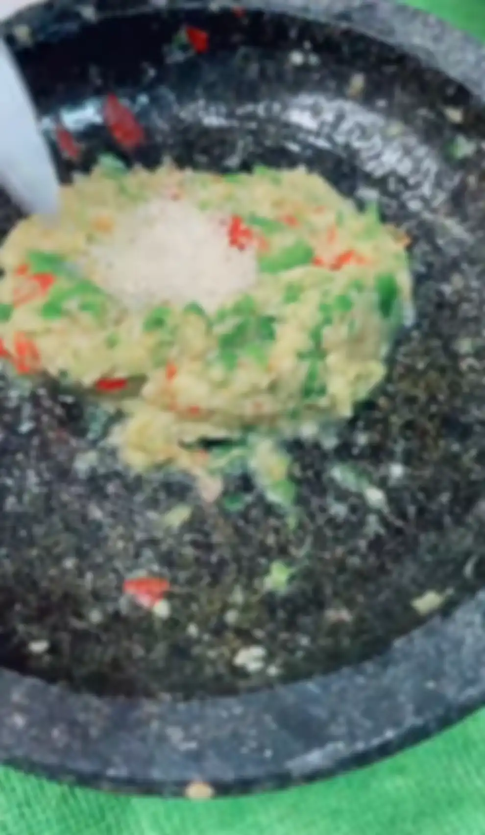 Beri bumbu pada sambal seblak