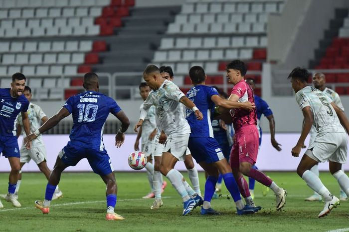 Suasana pertandingan antara PSIS Semarang melawan Persib Bandung, Minggu (9/2/2025).