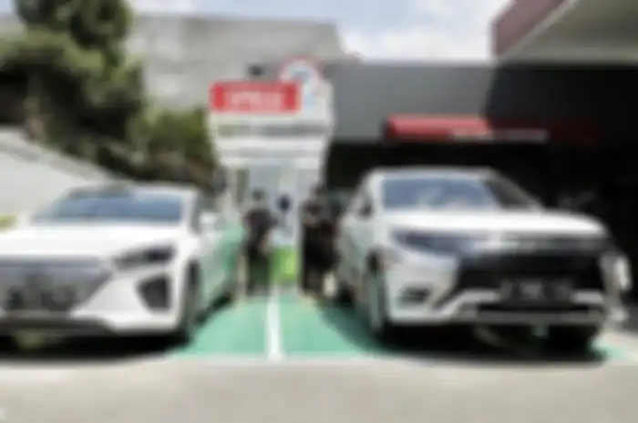 SPKLU Pertamina yang terpasang di SPBU Fatmawati ini merupakan Stasiun Pengisian Daya Fast Charging 50 kW, yang mendukung pengisian daya dari berbagai type gun mobil listrik di Indonesia