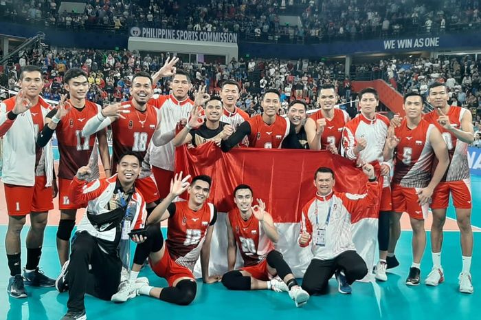 Tim voli putra Indonesia berpose di Philsports Arena, Metro Manila, Filipina, setelah mendapat medali emas pada Selasa, (10/12/2019).