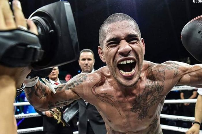 Mantan juara dunia kickboxing, Alex Pereira, yang dikenal sebagai satu-satunya petarung yang bisa membuat Israel Adesnya KO akan menjalani debut di UFC pada UFC 268 di Madison Square Garden, New York, AS, Minggu (7/11/2021) pagi WIB.