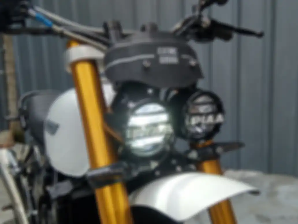 Headlamp menggunakan dua buah foglamp PIAA, terlihat tangguh!