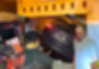 Empat Motor Ringsek Akibat Mobil Mazda Seruduk Tembok Kontrakan di Kembangan Hingga Hancur