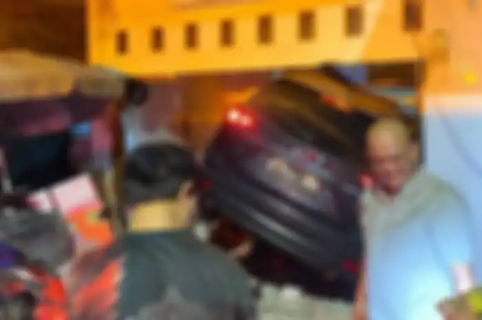 Mobil Mazda seruduk tembok kontrakan di Kembangan, empat motor ikut jadi korban.