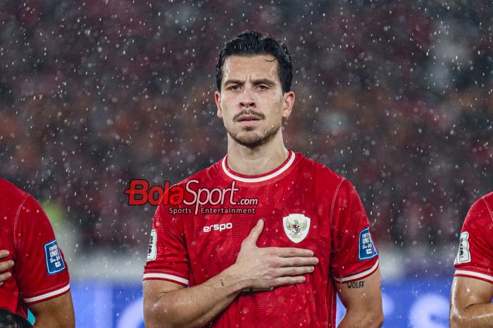 Pemain timnas Indonesia, Thom Haye, sedang menyanyikan lagu Indonesia Raya jelang berlaga di Stadion Utama Gelora Bung Karno, Senayan, Jakarta, Jumat (15/11/2024).