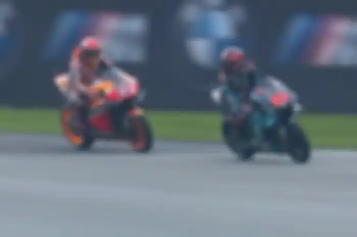 Sementara pembalap Repsol Honda, Marc Marquez mencoba mencari slipstream dengan mengikuti Fabio Quartararo