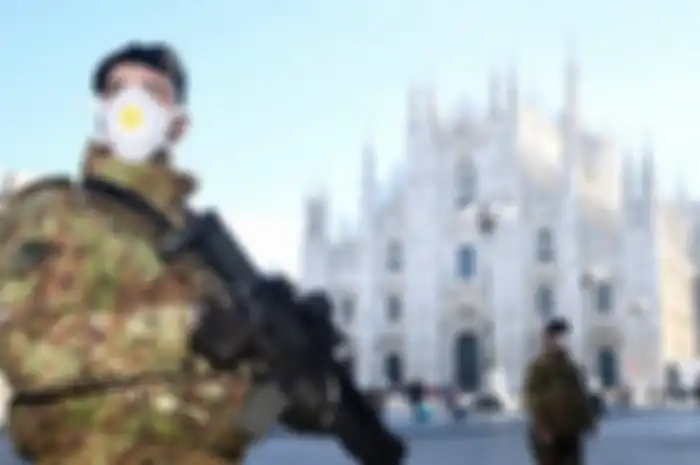 Perwira militer di luar katedral Duomo yang ditutup oleh pihak berwenang karena wabah virus corona di Milan