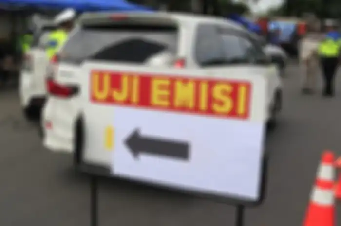 ILUSTRASI. Bengkel ban ini sediakan jasa uji emisi motor gratis.