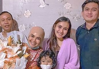 Kedatangan Calon Mantu, Ibunda Ayu Ting Ting Tak Kenakan Hijab, sang Biduan: Gak Usah Disorot Ya..