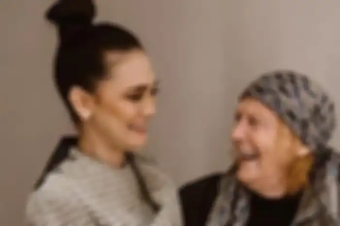 Luna Maya jadi artis top tanah air miliki hunian milyaran rupiah, ternyata rumah sang ibunda justru jauh dari kesan mewah, intip potretnya!