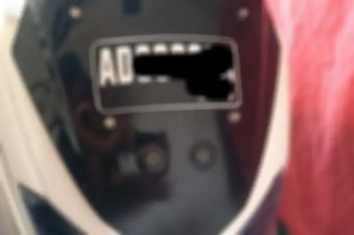 Pelat nomor model stiker tempel di motor Cona kena tilang!