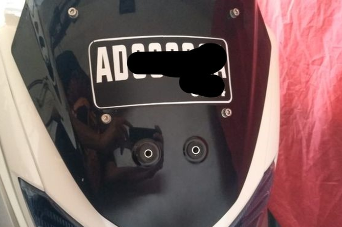 Pelat nomor model stiker tempel di motor Cona kena tilang!